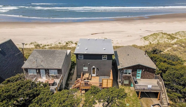 Sol Luna-Beachfront, hot tub, VIEWS, dog OK in Cloverdale