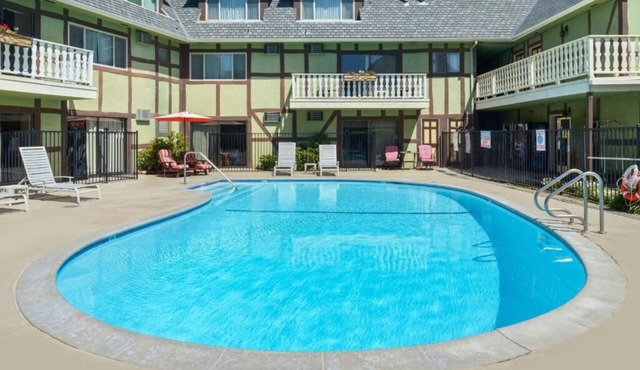 Solvang Theaterfest Lodging! Continental Breakfast, Parking, Outdoor Pool! in Solvang