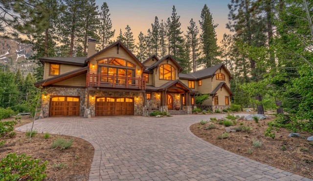 South Lake Tahoe Escape - Private Hot Tub + Pool in South Lake Tahoe