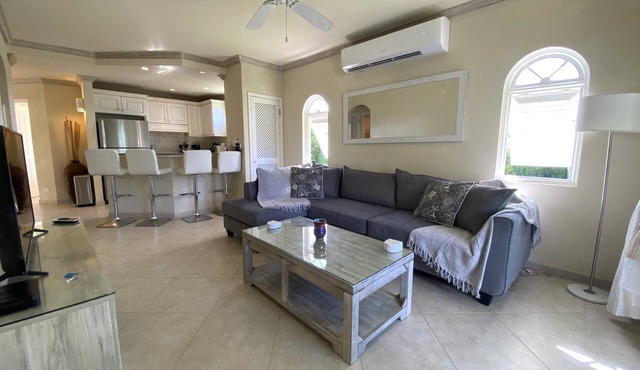 Spacious 2 bedroom apartment at Sugar Hill Resort, pools, tennis court in Mount Standfast