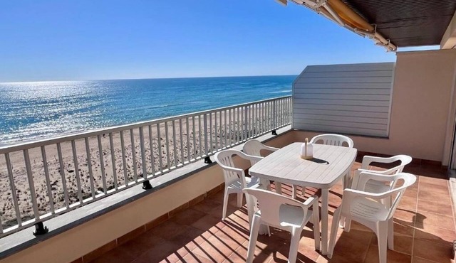 Spacious 3-room apartment right on the beach. Rodes-71 in Calafell