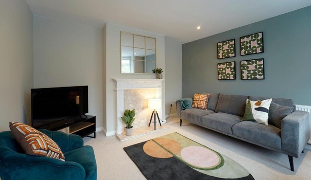 Spacious 4 bed town house in central Wetherby, sleeps 9, perfect for contractors or groups in Wetherby