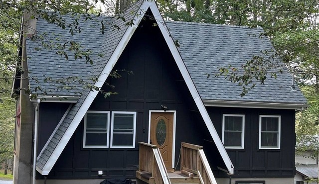 Spacious 6BR Pocono Retreat/5 Min to Lake Wallenpaupack./Sleeps 12/3 pools in Lake Ariel