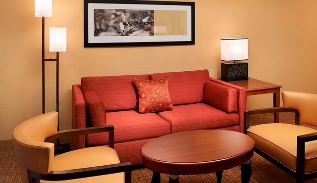 Spacious and Fully-furnished Accommodation! Pets Allowed, Indoor Swimming Pool! in Auburn Hills