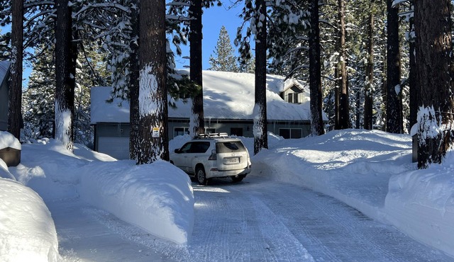 Spacious knotty pine wood house, 5bedrooms, 2.5 Baths, Sleep 10 people in South Lake Tahoe