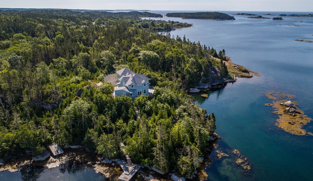 Spacious villa by the sea in East Dover