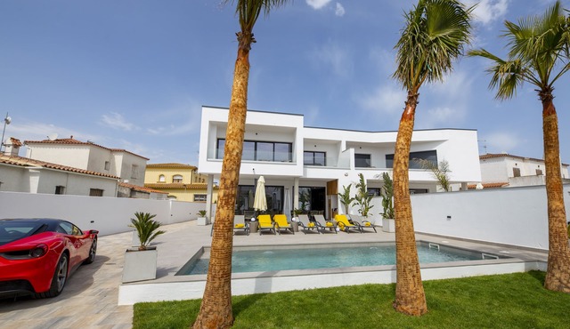 Splendid contemporary villa right in the town center, 3 minutes' walk from the beach and restaurants. in Empuriabrava