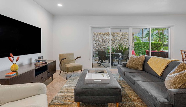 Stunning Mid-Century Getaway in Palm Springs