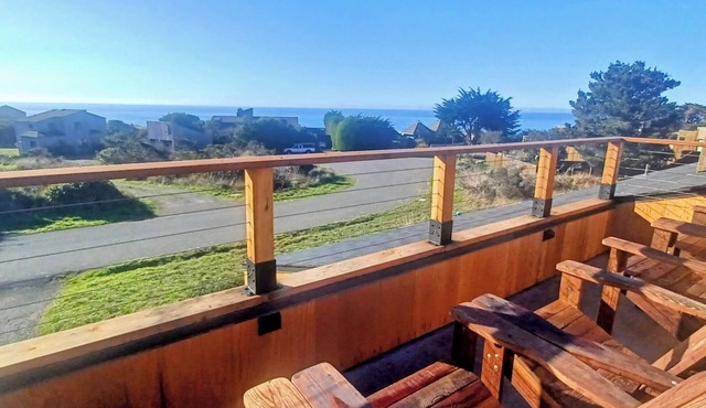 Stunning Skydeck. Hot Tub. Walk to 2 Beaches, Rec Center, Bluff Trail and Lodge. in Sea Ranch