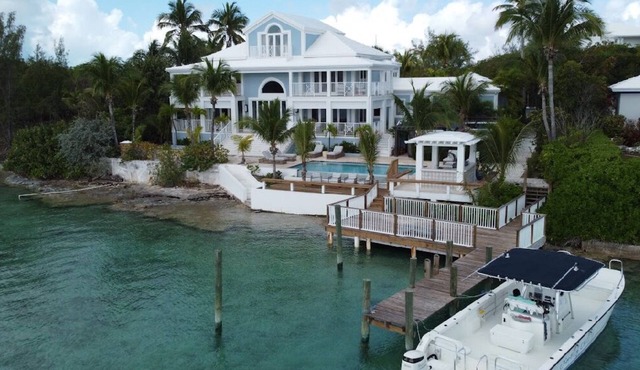 Stunning Waterfront Home in Great Exuma, Bahamas! in Georgetown
