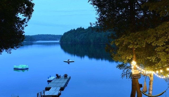 Stylish Waterfront Cottage, flat private Beach, North of Muskoka in Commanda