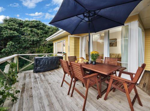 Surfer's Sunshine Cottage - Piha Holiday Home in Auckland