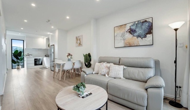 Takapuna Modern Townhouse | Parking nr Lake Pupuke in Auckland North Shore