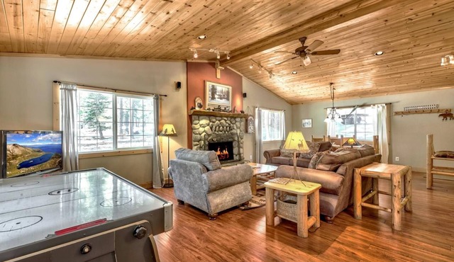 The Bear's Den Single Story Tahoe Cabin With 3 Bedrooms, 2 Baths, Hot Tub in South Lake Tahoe