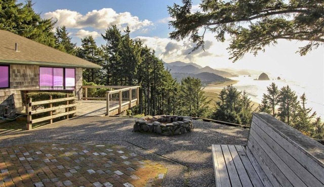 The Viewpoint - Ocean Views! in Cannon Beach