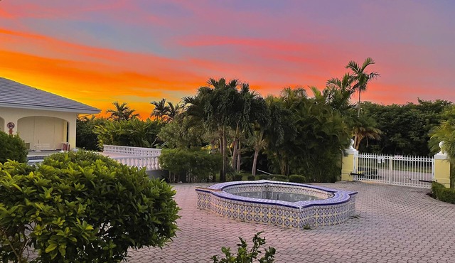 The Xanadu Tradewinds, Home Away to Paradise 8000 sq ft of privacy and a Pool. in Freeport