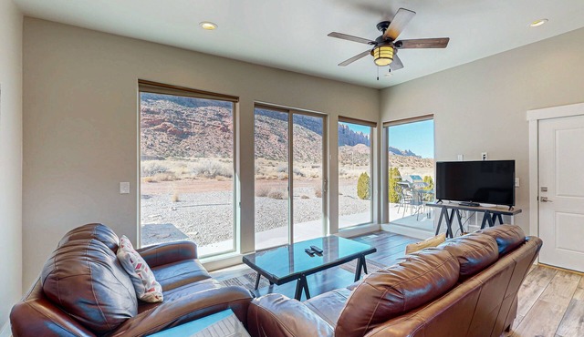 Tranquil desert home with private hot tub and great views - close to Arches in Moab