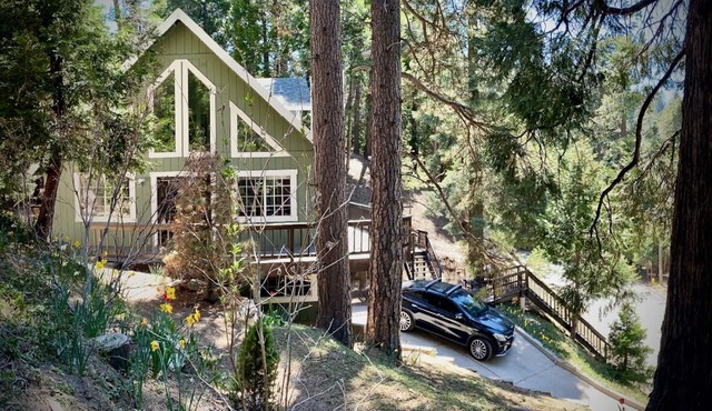 Treehouse Lodge- A quiet hilltop creative retreat, minutes from the lake. in Lake Arrowhead