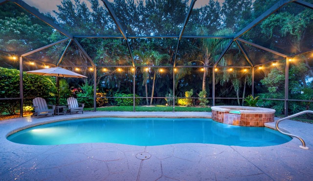 Tropical Escape - Surf Chic Lux Salt Pool & Spa. King Beds! in Naples