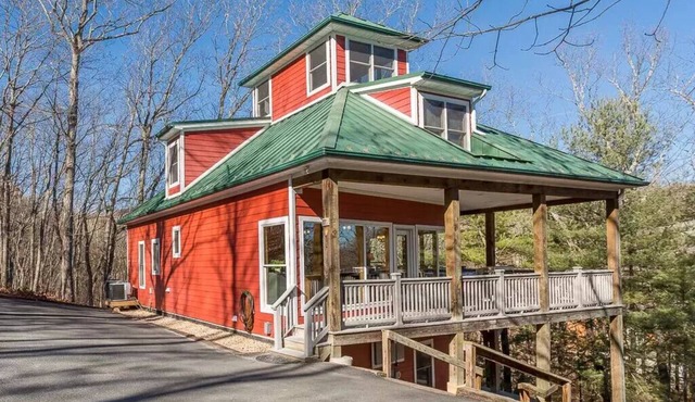 Unique Massanutten Lodge, Hot Tub, Game Room w/foosball and Gorgeous Views! in McGaheysville