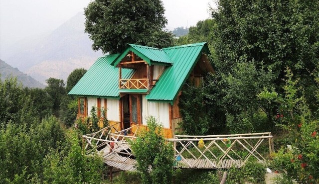 Unique Tree House with Bathtub & Panoramic Himalayan Views in Sainj