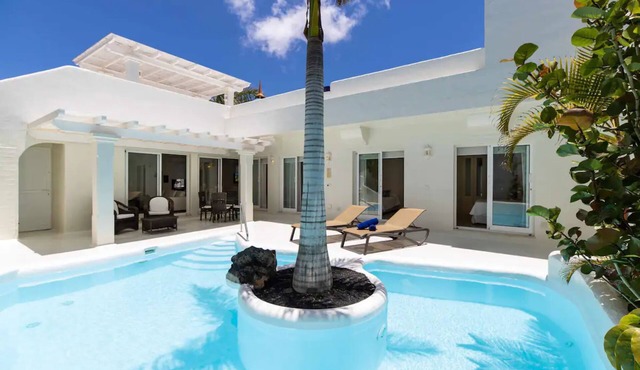Vacation Home "Villa 103" with Mountain View, Pool & Wi-Fi in Corralejo
