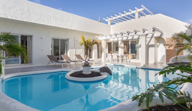 Vacation Villa 'Ole Bahiazul – Private Pool' with Sea Views, Wi-Fi & Air Conditioning in Corralejo
