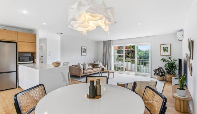 Water views, beautifully renovated. Quiet setting with lovely walks and cafes in Auckland