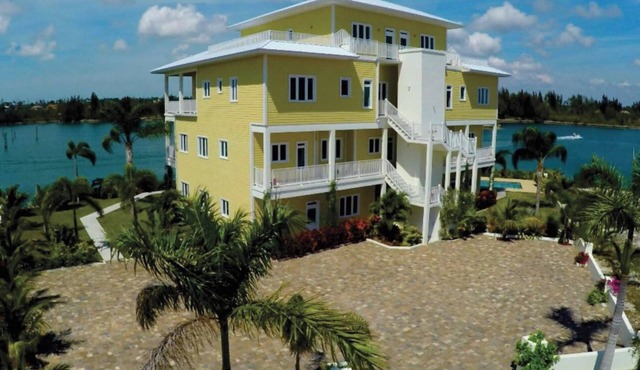 Waterfront Charming Condo in Lucayan Gardens in Freeport