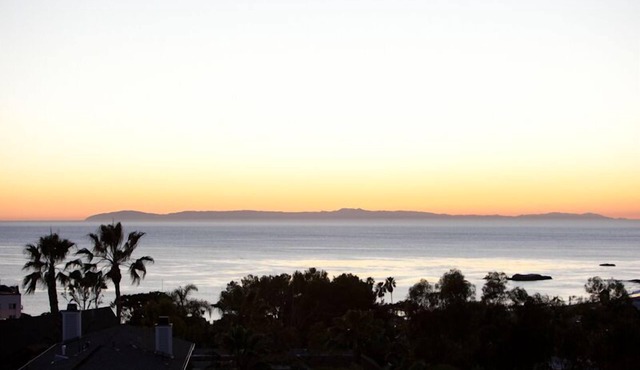WOW. 25% off; THE Best Village Location;Beach close/ocean views.Walk Everywhere. in Laguna Beach