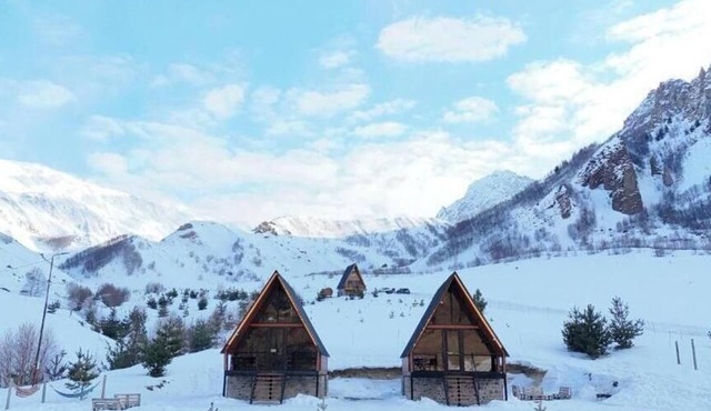 Your Peaceful Retreat in Kazbegi – Chalet with Stunning Views & Warm Charm in Kazbegi