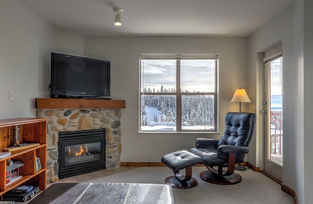 Desirable Top Floor Creekside Condo - Awesome Views - Close to trails! in Silver Star Mountain