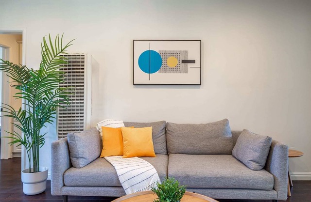 Sunshine filled Chic and Cozy Zen 2bd/1ba by LAX:) in Los Angeles