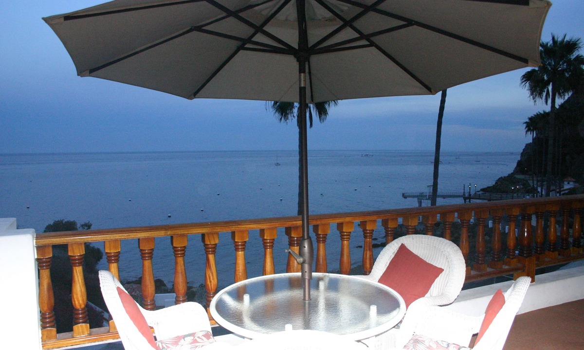Avalon Villa | HAMCOVE BestBldg Best View/OCEANFRONT/GOLFCART/SMART TV A/C,25 yards to ocean!