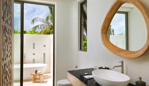 Semi Ocean Pool Suite