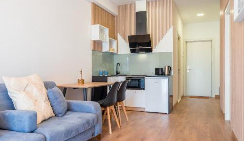 Apartment with Mountain View