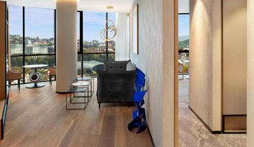 Junior King Suite with Executive Lounge Access