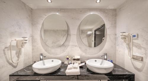Junior King Suite with River View