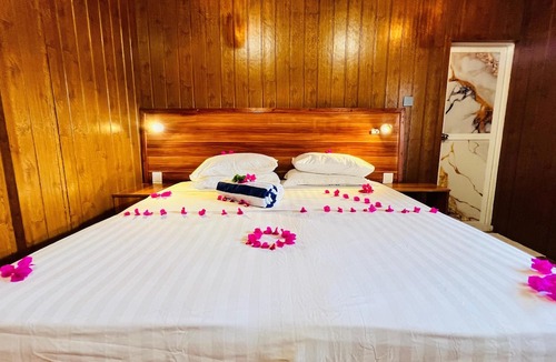 Thulusdhoo Island House | Batuta Maldives Surf View Guesthouse