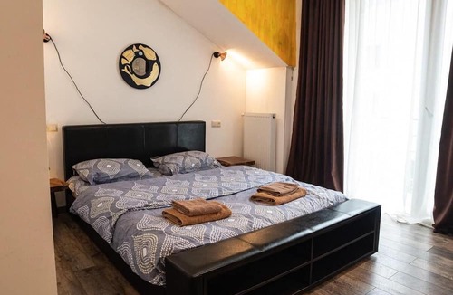 Bagvdanari Villa | Korte Hotel Sleeps 14 With Courtyard