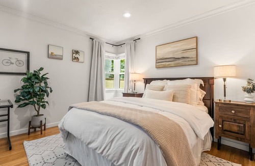 West Los Angeles House | West LA Designer 2BR/2BA Retreat Private Yard Near UCLA & Santa Monica