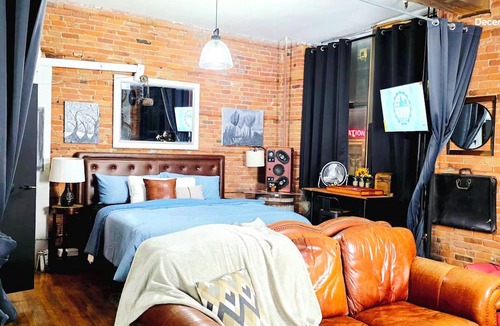 Detroit Apartment | Eclectic Loft in Historic Corktown where vibrance meets serenity – 75" TV & KING