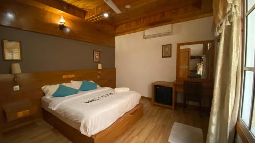 Kendhoo Hotel | The Blue Cave Maldives