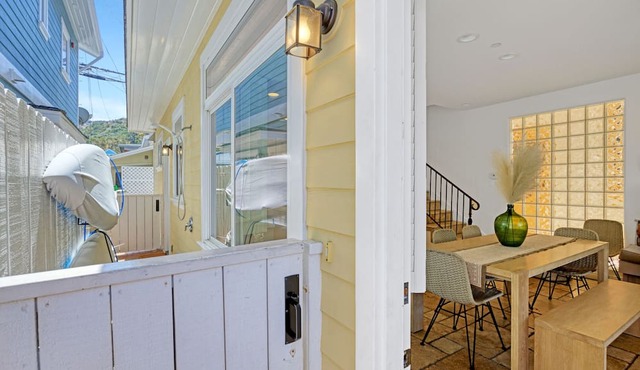 334E: Sprawling House on Popular Eucalyptus Str, Stone Tile Floors, Updated Kitc in Avalon
