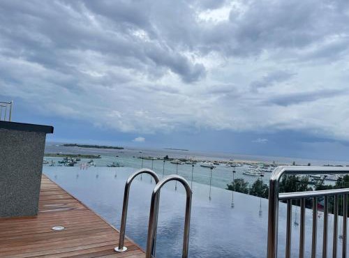 Luxury Cozy Room Pool & Gym 10mins from Airport
