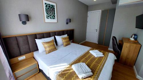 Falcon Hotel